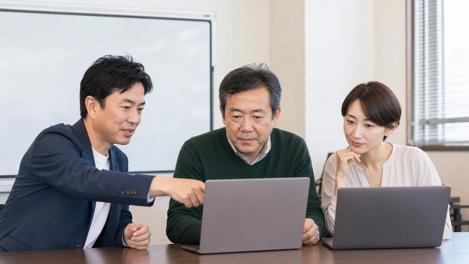 講師と受講者2名が同じ画面を見ながら作業している研修風景